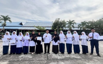 Sembilan Siswa MTsN 2 Kepulauan Meranti Terima Sertifikat Cakap Digital Alef