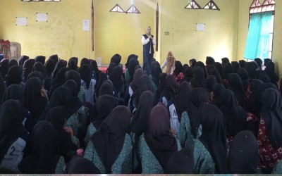 UPT Puskesmas Anak Setatah Berikan Tablet Tambah Darah kepada Siswi MTsN 2 Kepulauan Meranti